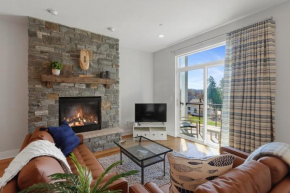 Wine Down in Fontana - New Townhome - Screened-in Porch - Balconies -Stone Gas Fireplace - Walk to Beach